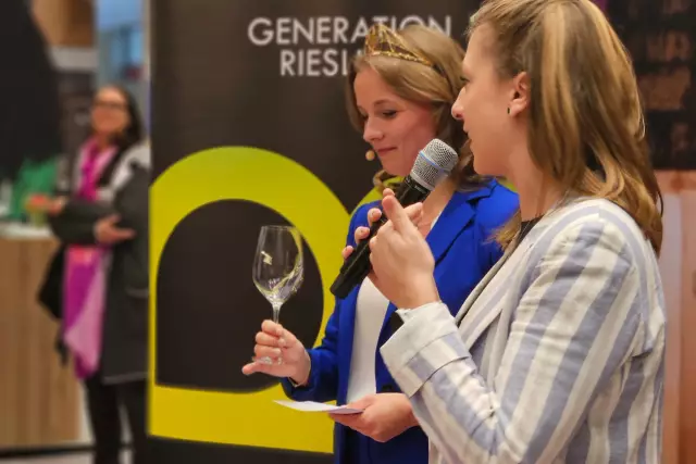 An allen drei Messetagen begleiteten die Weinfachfrauen Verkostungen mit der Generation Riesling. Hier Weinprinzessin Jessica Himmlesbach mit Winzerin Katharina Geißendörfer.