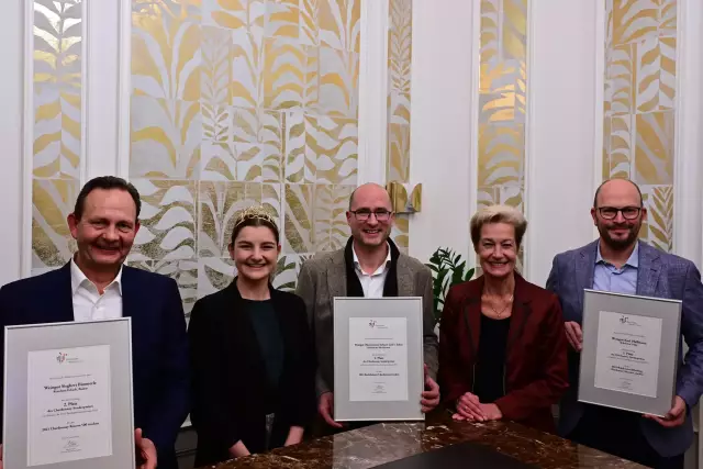 Preisverleihung DWI-Sonderpreis Chardonnay: (v.l.n.r.) Weingut Siegbert Bimmerle (2. Platz), Katharina Gräff – Deutsche Weinprinzessin, Weingut Ökonomierat Johann Geil I. Erben (1.Platz), Monika Reule, DWI-Geschäftsführerin, Weingut Karl Pfaffmann (3.Platz)