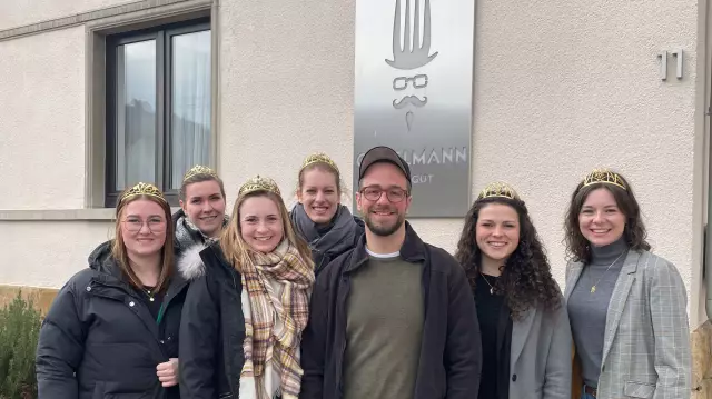 Zu Besuch in Niederhausen beim jungen Weingut Gabelmann gemeinsam mit den Naheweinmajestäten. V.l.n.r. Johanna Lorenz, Tina Anheuser und Christina Schwarz, Luise Böhme, Sebastian Gabelmann, Katrin Lang und Juliane Schäfer.