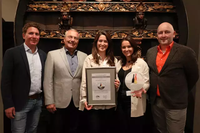 Gewinner des Fachhandelspreises Platz 2:  
Mona Maisack und Anna-Lisa Wenzler, Wein-Moment Ludwigsburg. Foto li.: Jörg Winkler, Klaus Herrmann - Wein+Markt; Foto re.: Andreas Kaul, DWI. 
Copyright: Frank Gayde