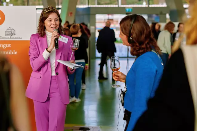 Deutsche Weinprinzessin (2022/2023) Juliane Schäfer moderiert und erläutert Vorzüge heimischer Weine während der WeinTOUR-Messe in Hamburg.