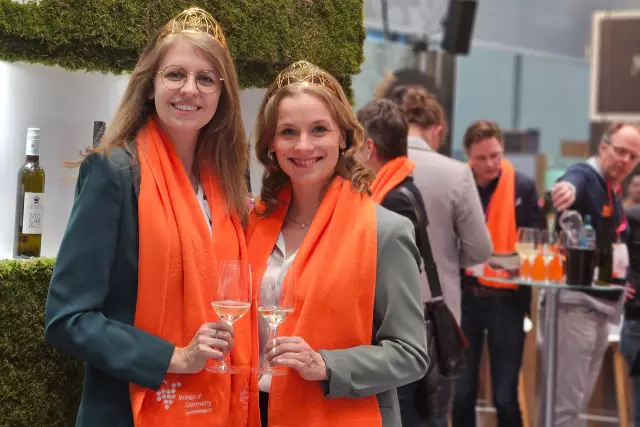 Anlässlich der Orange Hour wurden zahlreiche niederländische Fachbesucher erwartet, um zusammen den ersten Messetag vinophil ausklingen zu lassen. Mittendrin und im Austausch mit den Gästen Weinkönigin Eva Brockmann und Weinprinzessin Jessica Himmlesbach.