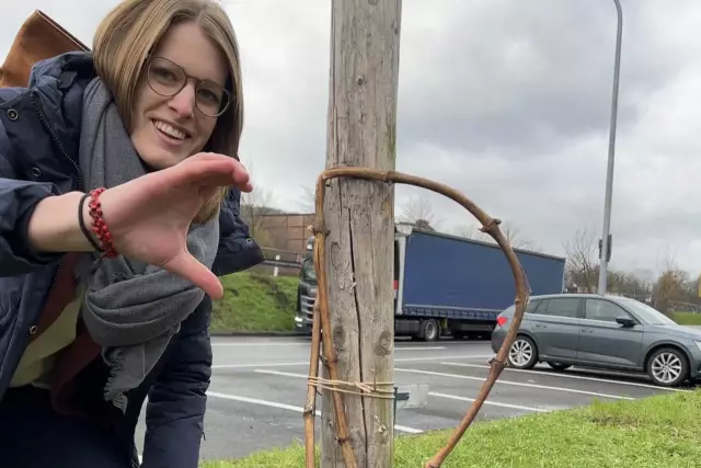 Luise Böhme entdeckt eine herzförmige Rebe.