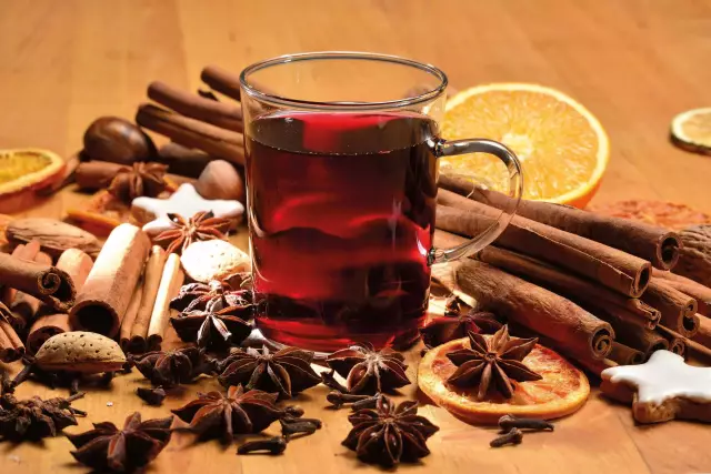 Glühwein und Gewürze