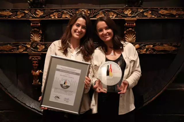 Den 2. Platz des Fachhandelspreises 2023 belegten 
Mona Maisack und Anna-Lisa Wenzler von der Vinothek Wein-Moment in Ludwigsburg.  
Copyright: Frank Gayde