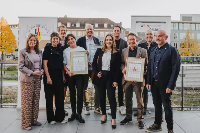 Die Preisverleihung (v.l.n.r.): Katja Apelt, (Chefredakteurin WEIN+MARKT), Judith Helmrich (Holstein's Weinlager), Luise Böhme (Deutsche Weinprinzessin), Sophie Helmrich (Holstein's Weinlager), dahinter Björn Schwethelm und Nico von der Ohe (Concept Riesling), vorne Julia Petersen, Daniel Keim und Haris Papapostolou (Vinothek am Michelsberg), dahinter (2.v.r.) Andreas Kaul (Ressortleiter Handel und Gastro im Deutschen Weininstitut).