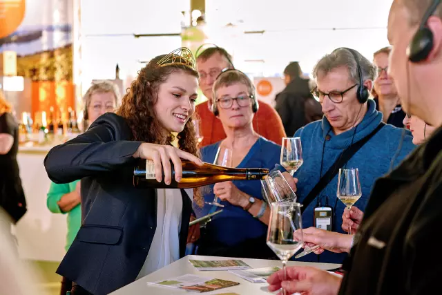 Deutsche Weinkönigin (2022/2023) Katrin Lang im Einsatz auf der WeinTOUR Messe in Hamburg. Die Wein- und Tourismusmesse zog in den vergangenen Jahren tausende Weininteressierte an.