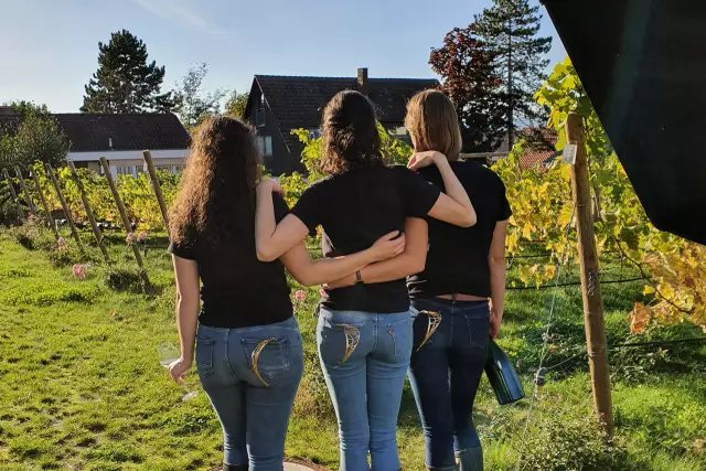 Autogrammkartenshooting für das neue Weinmajestäten Trio: Katrin Lang, Juliane Schäfer und Luise Böhme.