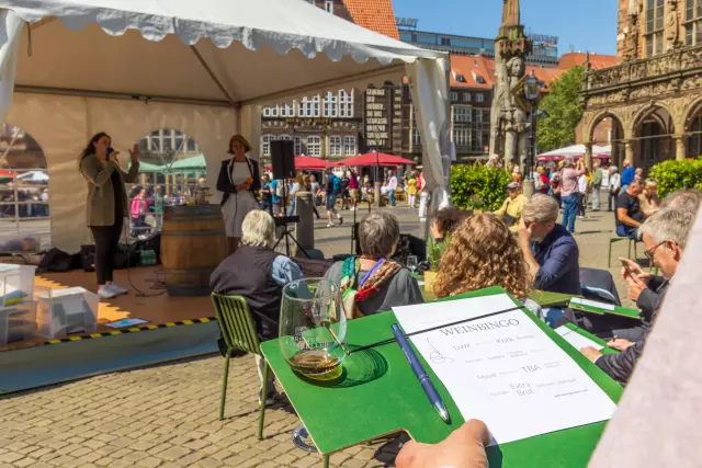 "Wein-Bingo" mit der Deutschen Weinkönigin: Hier wird Wissenswertes zum Thema Deutscher Wein spielerisch vermittelt. Foto: Patric Leo.