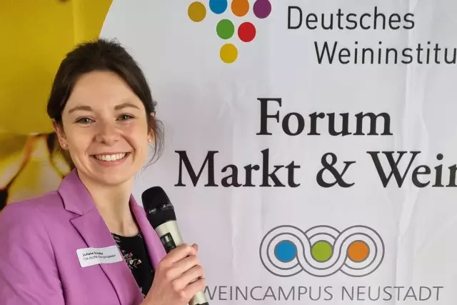 Juliane Schäfer co-moderiert das DWI Forum Markt & Wein 2023 am Weincampus Neustadt