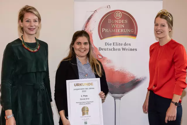 v.l.n.r.: Freya von Czettritz (CEO DLG), 2. Platz Jungwinzer/innen des Jahres 2022: Nicole End (Baden), Luise Böhme (Deutsche Weinprinzessin). Foto: FelixHolland.de