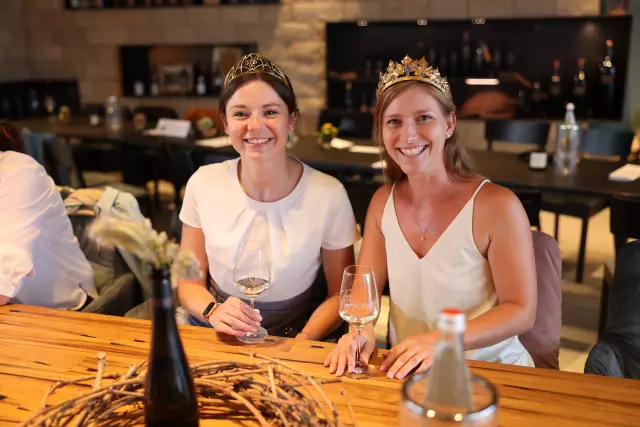 Juliane Schäfer mit der Rheinhessischen Weinkönigin Sarah Schneider.