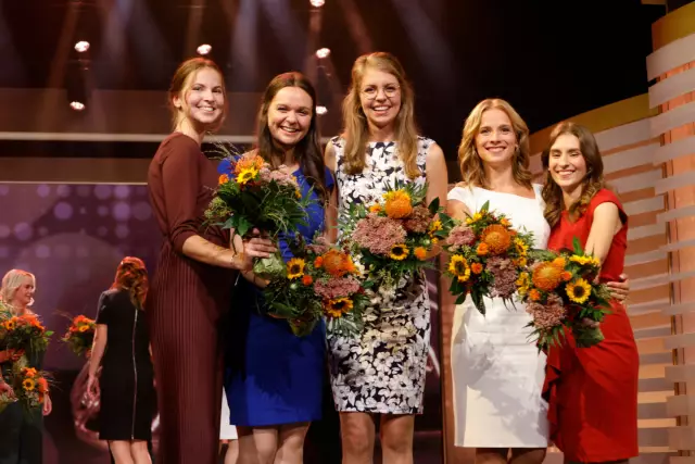 Gruppenfoto Finalistinnen vlnr. Lea Baßler aus der Pfalz, Sarah Röhl von der Mosel, Eva Brockmann aus Franken, Jessica Himmelsbach aus  Baden und Katja Föhr aus dem Rheingau.