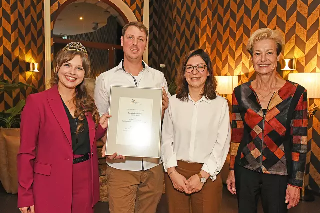 Bester Sekt des DWI-Rosé-Sonderpreises 
V.l.n.r. Sina Erdrich (Deutsche Weinkönigin), Johannes Singer, Nadine Herres-Singer (Sektgut St. Laurentius), Monika Reule, (Deutsches Weininstitut)