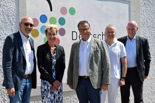 Besuch des Ministers für Ernährung, Ländlichen Raum und Verbraucherschutz von Baden-Württemberg, Peter Hauk, im Deutschen Weininstitut (DWI) v.l.n.r.: Klaus Schneider, Vorsitzender des Verwaltungsrats des Deutschen Weinfonds, Monika Reule, Geschäftsführerin Deutsches Weininstitut, Peter Hauk, Minister für Ernährung, Ländlichen Raum und Verbraucherschutz des Landes Baden-Württemberg, Marian Kopp, Geschäftsführer der Lauffener Weingärtner eG, Konrad Rühl, Abteilungsleiter Landwirtschaft, Ministerium für Ernährung, Ländlichen Raum und Verbraucherschutz, Baden-Württemberg