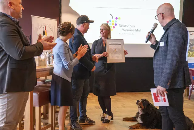 von l. nach r.: Andreas Kaul (Deutsches Weininstitut), Sina Erdrich, Alexander Bolognino de Orth & Elke Berner (Vineyard Weinlager Eimsbüttel), Werner Engelhard (Wein+Markt)