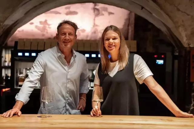 Schauspieler Wotan Wilke Möhring und Theresa Olkus in Köln bei einem Glas Riesling