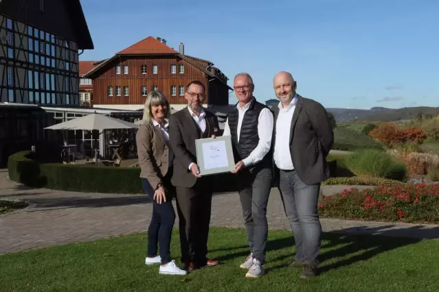 Im Bereich „Hotelgastronomie“ ging das Spa & GolfResort Weimarer Land in Blankenhain als Gewinner hervor. v.l.n.r. Gabi Peter, SELTERS; Thomas Stobbe,Sommelier im Restaurant Restaurant Masters, Blankenhain; Gunnar Tietz, Jurymitglied; Andreas Kaul. DWI