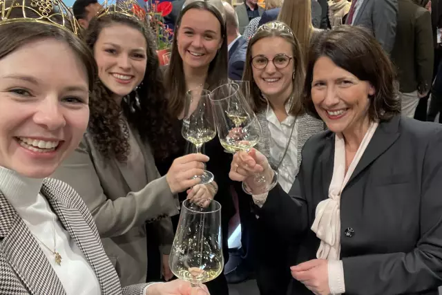 (V.l.n.r.) Juliane Schäfer, Katrin Lang,  Sarah Röhl (Moselweinkönigin), Lena Körtgen (Ortsweinkönigin Bad Neuenahr-Ahrweiler) und Weinbauministerin Daniela Schmitt.