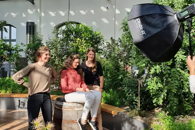 Autogrammkartenshooting für das neue Weinmajestäten Trio: Katrin Lang, Juliane Schäfer und Luise Böhme.