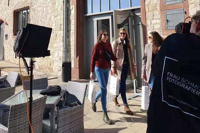 Autogrammkartenshooting für das neue Weinmajestäten Trio: Katrin Lang, Juliane Schäfer und Luise Böhme.