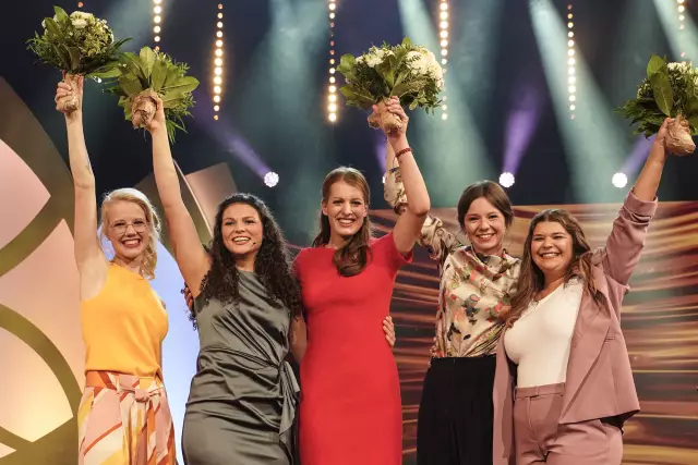 Die fünf Finalistinnen zu Wahl der Deutschen Weinkönigin 2022: Mariella Cramer (Ahr), Katrin Lang (Baden), Luise Böhme (Saale-Unstrut), Juliane Schäfer (Rheinhessen), Sophia Hanke (Pfalz) (v.l.n.r.)
