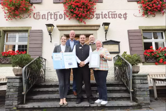 Das Romantik Hotel Spielweg im Münstertal im Schwarzwald erhielt den Original SELTERS Sonderpreis für Gastrokonzepte. v.l.n.r. Kristin Hendricks-Fuchs, Romantik Hotel Spielweg; Sebastian Muckenhirn - Sommelier im Restaurant Spielweg; Paula Bosch, Jurymitglied; Ingolf Sperling, SELTERS; Andreas Kaul, DWI