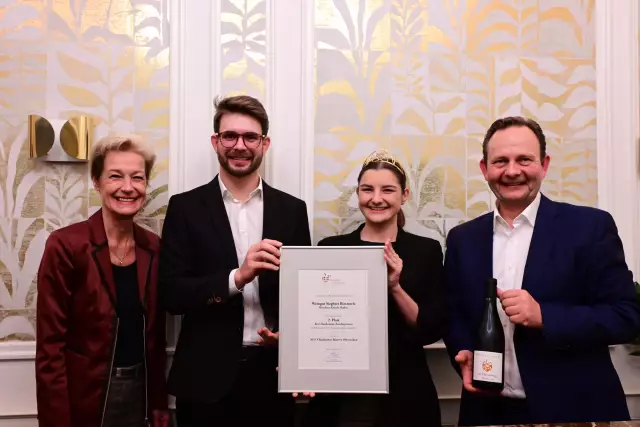 DWI-Sonderpreisverleihung Chardonnay: Das Team des Weinguts Siegbert Bimmerle freut sich über den 2. Platz. (v.r.n.l.) Monika Reule, DWI-Geschäftsführerin,  Benedikt Bimmerle, Katharina Gräff – Deutsche Weinprinzessin, Siegbert Bimmerle