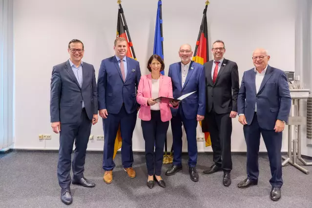 Vitaevino: Die rheinlandpfälzische Weinbauministerin Daniela Schmitt (Mitte) mit Vertretern der Weinbranche ( v.l.n.r):  Dr. Alexander Tacer (VDS und BWSI) , Peter Jung (DRV), Klaus Schneider (Präsident DWV), Christian Schwörer (Generalsekretär DWV und VDW), Johannes Hübinger .