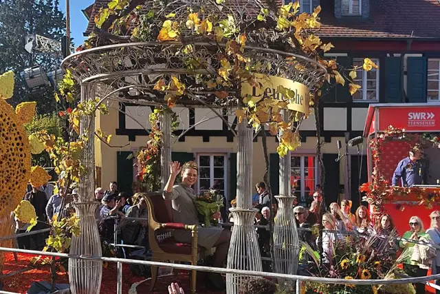 Nach zweijähriger Pause fand am 9. Oktober der Festumzug des deutschen Weinlesefestes in Neustadt/Weinstraße wieder statt. Traditionell nahm Katrin Lang als frischgekürte Deutsche Weinkönigin an diesem Umzug auf einem festlich geschmückten Wagen teil.