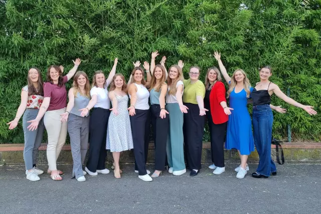 Die Kandidatinnen beim Vorbereitungsworkshop zur Wahl der Deutschen Weinkönigin: Lisa Lehritter, FRANKEN;  Larissa Salcher, WÜRTTEMBERG; Charlotte Weihl, PFALZ; Julia Noll, BADEN; Alona Chesnok, SACHSEN; Annalena Baum, RHEINHESSEN; Julia Lambrich, MITTELRHEIN; Marie-Sophie Schwarz, MOSEL; Nina Kaltwasser, HESSISCHE BERGSTRAßE; Katja Hermann, AHR; Lea Blumenthal, SAALE-UNSTRUT; Katharina Gräff,  NAHE (v.l.n.r.)