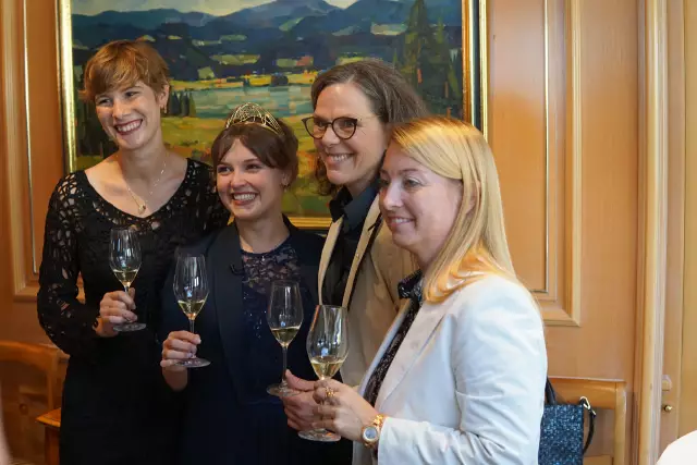 Sina Erdrich mit ihren Vorgängerinnen beim Empfang des Badischen Weinbauverbands im Colombi in Freiburg, v.l.n.r. Josefine Schlumberger (Deutsche Weinkönigin 2015/16), Sina Erdrich, Natascha Thoma-Wittmann (Deutsche Weinkönigin 1997/98) und Petra Mayer (Deutsche Weinkönigin 1988/89).