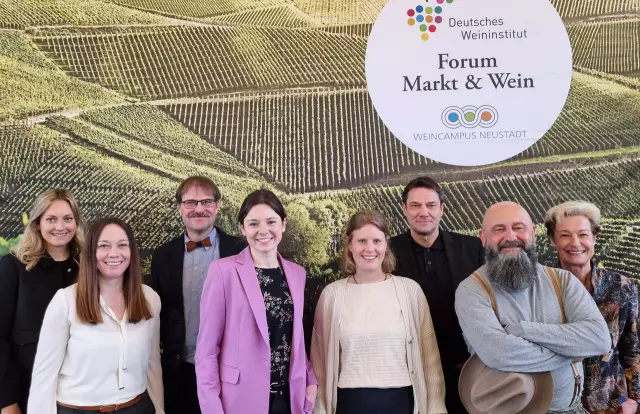 Referentinnen und Referenten: Julia Pieroth, Social Media - Weingut Dreissigacker; Prof. Laura Ehm, Weincampus Neustadt; Jochen Bähr, Pfalztraube GmbH; Juliane Schäfer, Deutsche Weinprinzessin; Katrin Oster,  DLR Rheinpfalz; Alexander Woll, Globus Holding GmbH & Co. KG; Christoph Hammel, Weingut Hammel; Monika Reule, Geschäftsführerin DWI (v.l.n.r.)