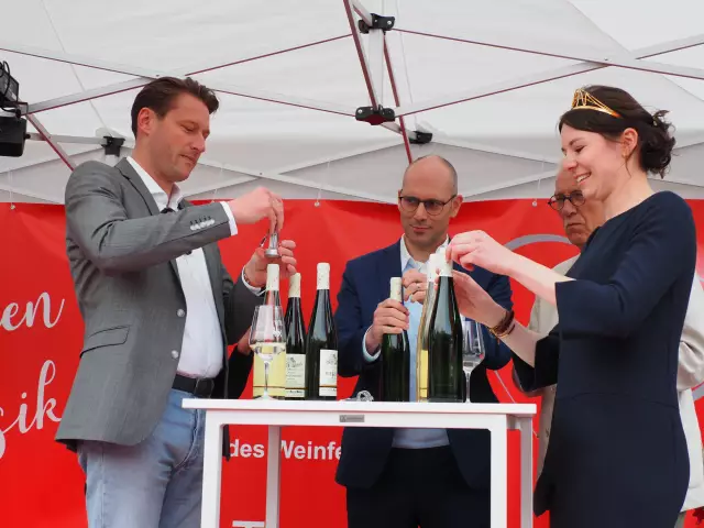 Deutsche Weinprinzessin Juliane Schäfer moderiert Weinprobe beim Weinfest in Bad Homburg.