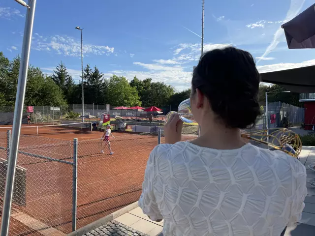 Nach dem Tennis-Turnier moderierte Juliane Schäfer gemeinsam  mit Saskia Teucke eine Weinprobe mit deutschen Weinen.