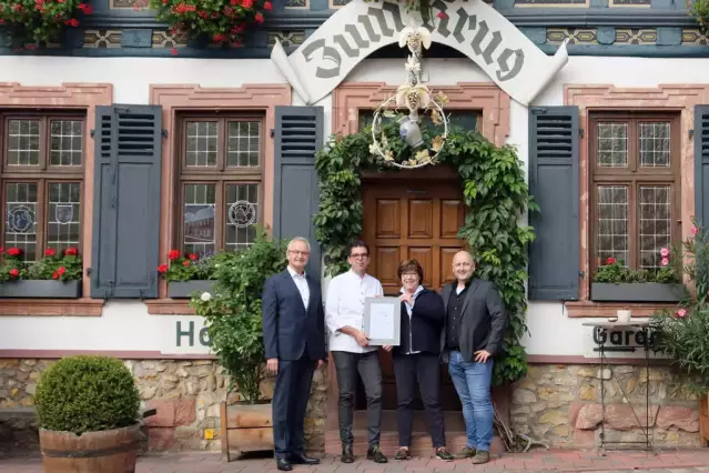 Die Juroren kürten das Hotel und Restaurant "Zum Krug" in Hattenheim zum Sieger in der Kategorie „Regionale Gastronomie“.
v.l.n.r. Mathias Schmiedl, Selters; Josef Laufer, Hotel und Restaurant "Zum Krug"; Christina Fischer, Jurymitglied; Andreas Kaul, DWI