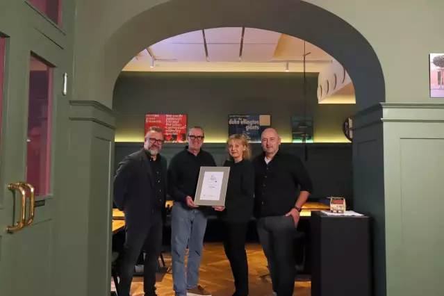 Zur besten „Weingastronomie“ des Jahres wählte die Fachjury die Weinbar High Fidelity in Stuttgart. 
v.l.n.r.: Alexander Reuss, SELTERS; Bernd Kreis, High Fidelity; Gabriele Heins, Jurymitglied; Andreas Kaul, DWI