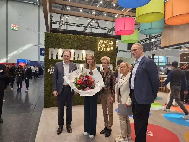 Besuch von Oberbürgermeister der Stadt Düsseldorf. V.l.n.r. Oberbürgermeister Dr. Stephan Keller, Deutsche Weinkönigin Eva Brockmann, Geschäftsführung DWI Monika Reule, Petra Langen Messe Düsseldorf, Wolfram Nikolaus Diener Geschäftsführer Messe Düsseldorf.