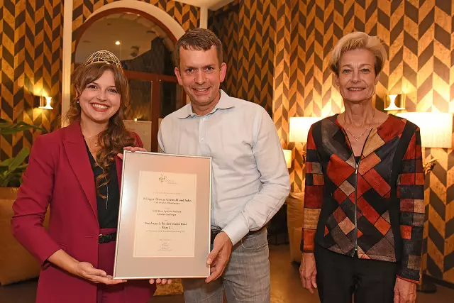 2. Platz des DWI-Rosé-Sonderpreises V.l.n.r. Sina Erdrich (Deutsche Weinkönigin), Dr. Tobias Gottwald (Weingut Gottwald), Monika Reule (Deutsches Weininstitut)