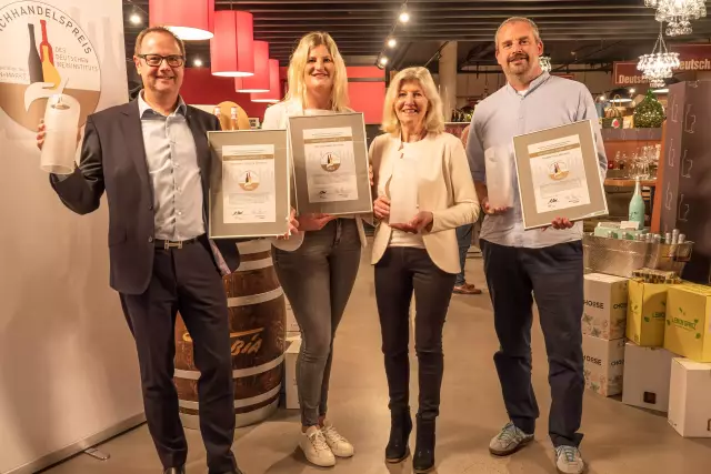 Die glücklichen Gewinner:  Matthias Hilgering - Weinhaus H. Hilgering Dortmund; Mareike Jensen & Marianne Jensen - Weinstall Jensen, Flensburg; Sebastian Schütz,  Weinhandlung Rot Weiß Rosé, Würzburg (v.l.n.r.)