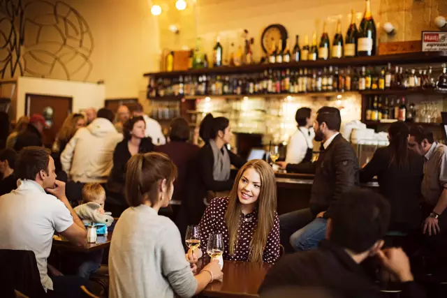 Weingeniesser an der Bar