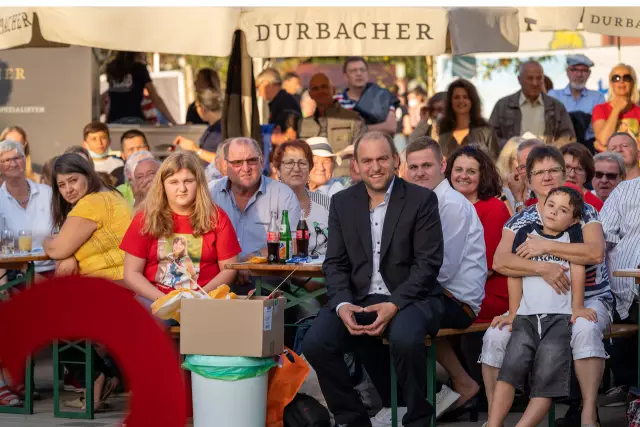 Zahlreiche Durbacherinnen und Durbacher gratulieren der neuen Deutschen Weinkönigin Sina Erdrich.