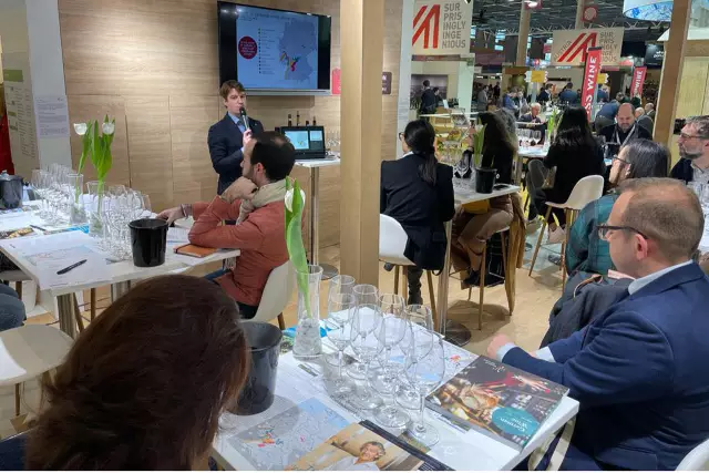 Sommelier Weltmeister Marc Almert moderiert ein Fachseminar am BMEL finanzierten Stand des Deutschen Weininstituts (DWI)