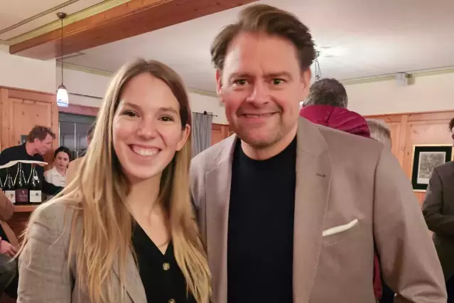 Deutsche Weinprinzessin Julia Lambrich beim Burda-Weintest mit Comedian Max Giermann.