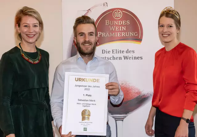 v.l.n.r.: Freya von Czettritz (CEO DLG), 1. Platz Jungwinzer/innen des Jahres 2022: Sebastian Menk (Rheinhessen), Luise Böhme (Deutsche Weinprinzessin). Foto: FelixHolland.de