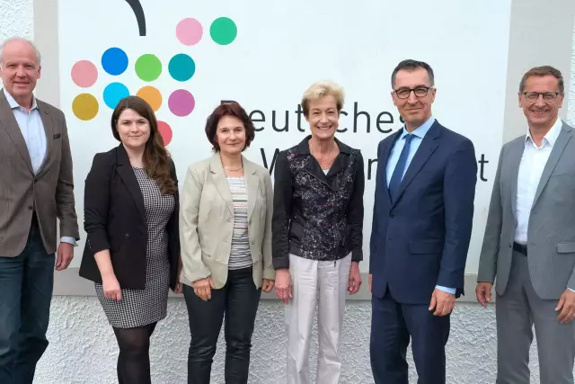 vlnr.: 
Ministerialrat Dr. Michael Koehler (BMEL), Ina-Johanna Becker (DWI), Dr. Claudia Hammer (DWA), Geschäftsführerin Monika Reule (DWF/DWI/DWA), Bundesagrarminister Cem Özdemir, Marketingleiter Steffen Schindler (DWI) Fotoquelle: BMEL